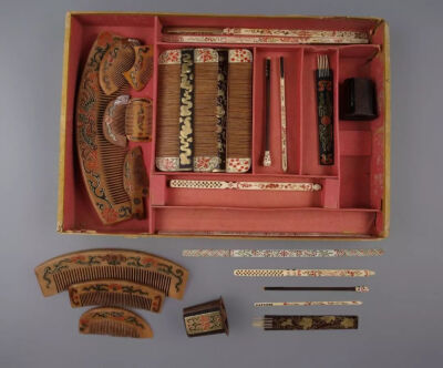 清 描金带彩黄杨木什锦梳具