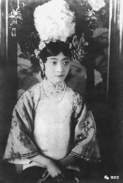 婉容像（梳两把头）
