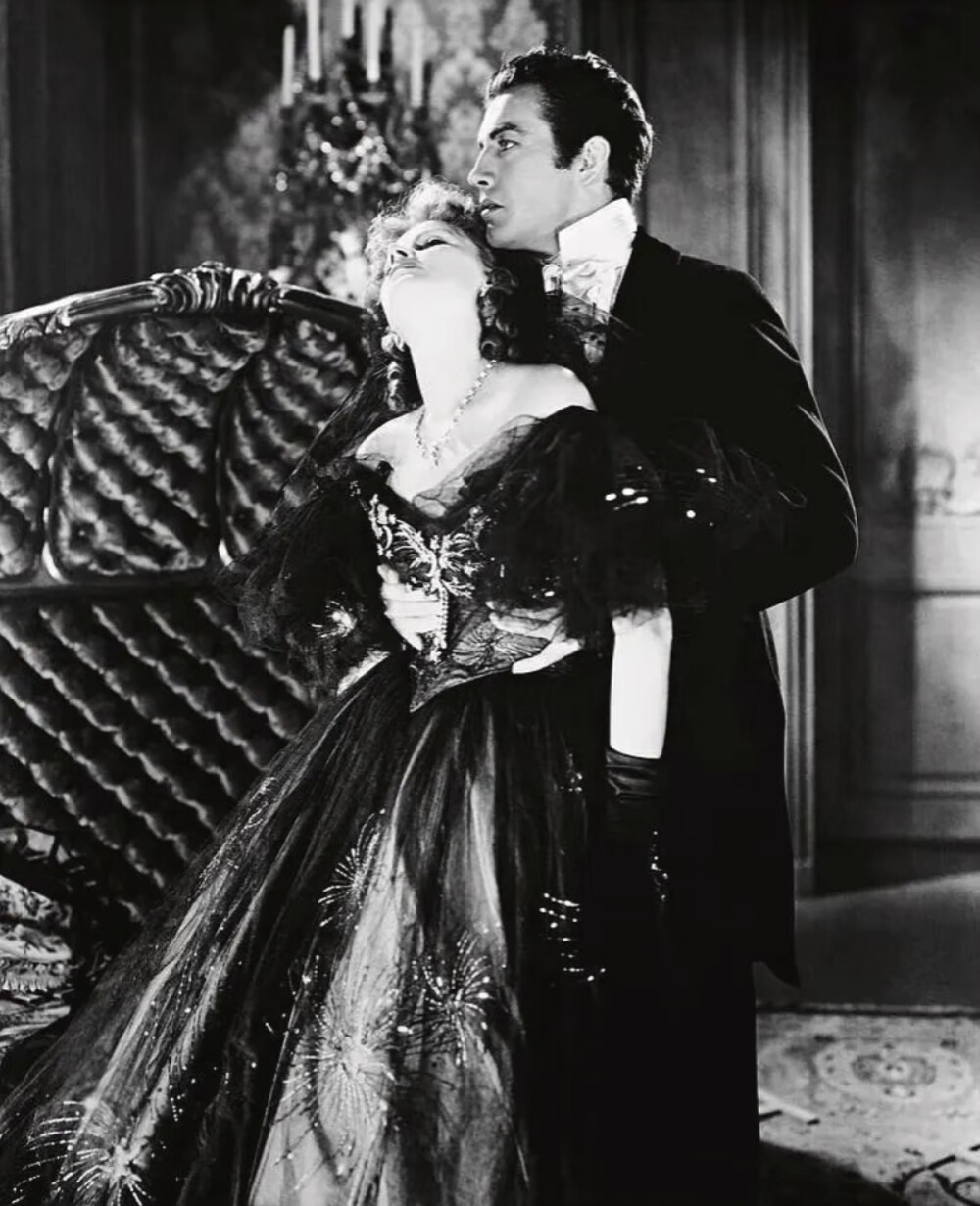 1936年，嘉宝和罗伯特泰勒在电影《茶花女》剧照