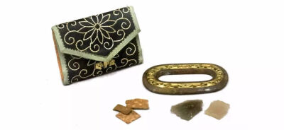 清 孝贤纯皇后 绣花卉火镰荷包
台北故宫博物院藏
  孝贤纯皇后富察氏为乾隆帝所绣火镰荷包，
其上花卉纹样由鹿尾细毛制做的绣线绣成
