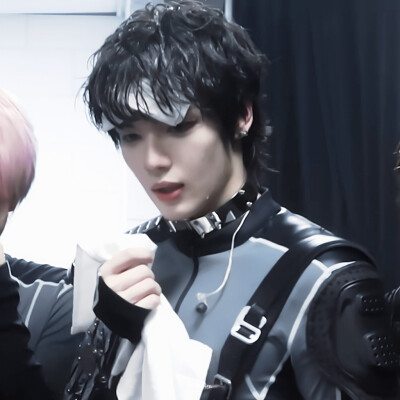 • ֊ •╹╹
