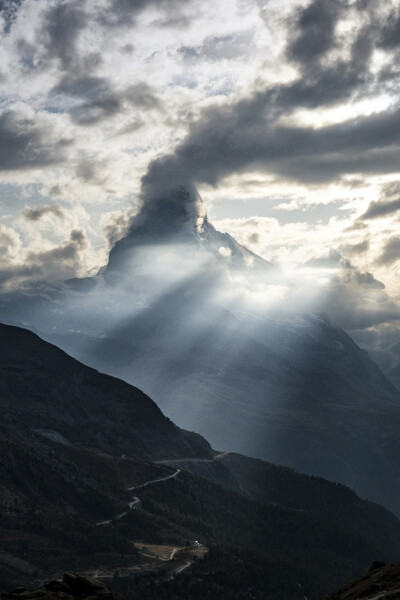 穿过云雾的阳光