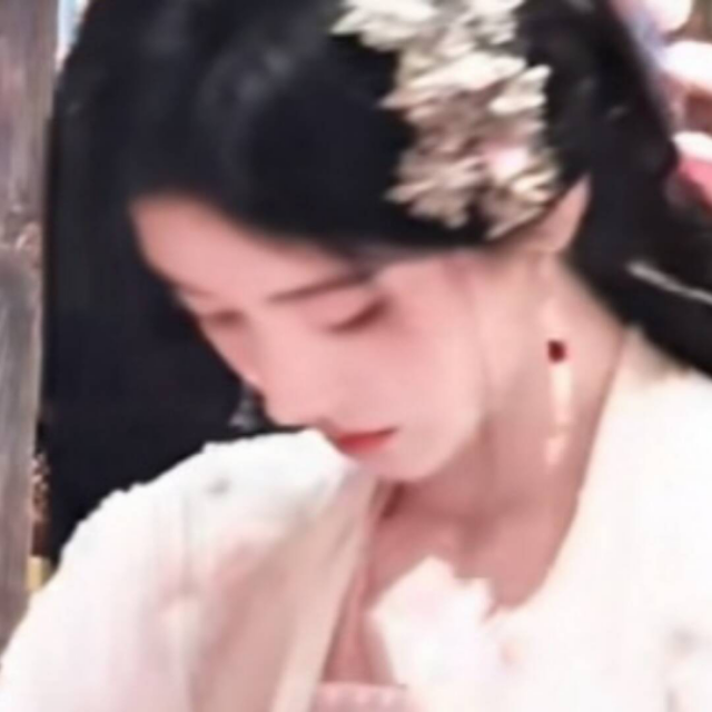 感觉应该给她配一个绝美的女孩