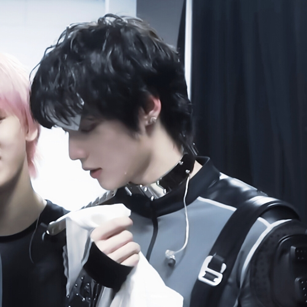 • ֊ •╹╹