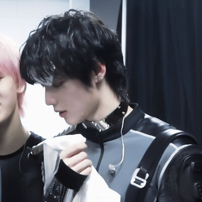• ֊ •╹╹