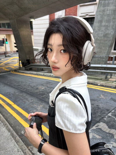 女
