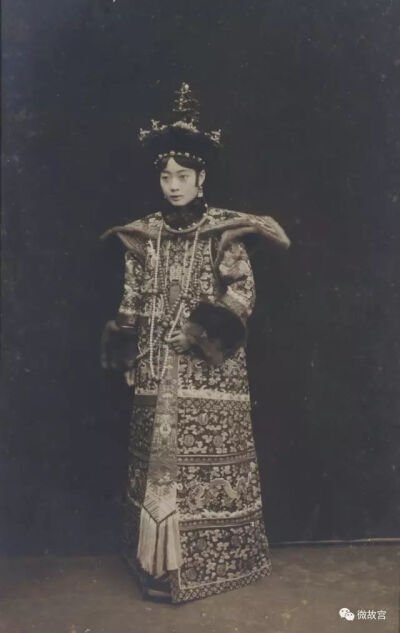 婉容大婚朝服图