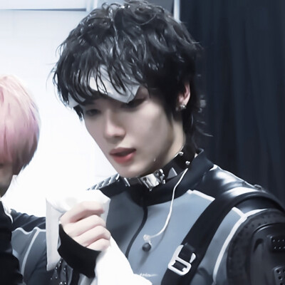• ֊ •╹╹