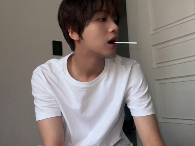 楷灿 solo 白色 ins
taste
crzy
nct