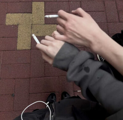 微微发烫的手机是你拥抱我的温度吗|•̥-•̥)