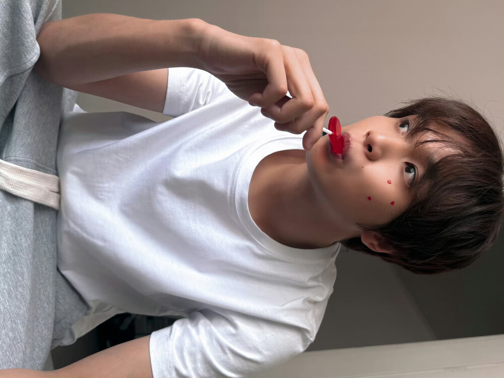 楷灿 solo 白色 ins
taste
crzy
nct