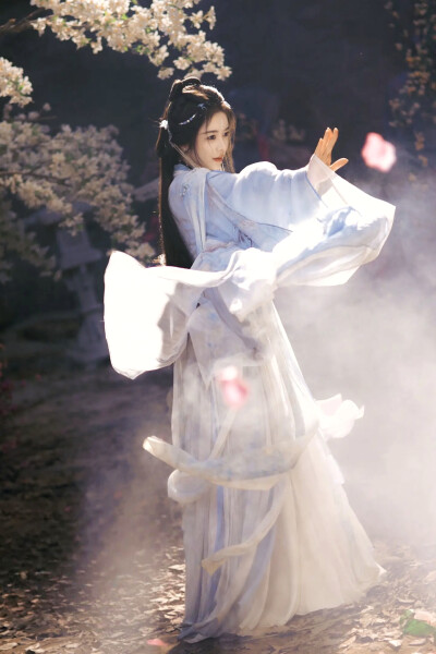 逆天萌兽：绝世妖女倾天下 殷念