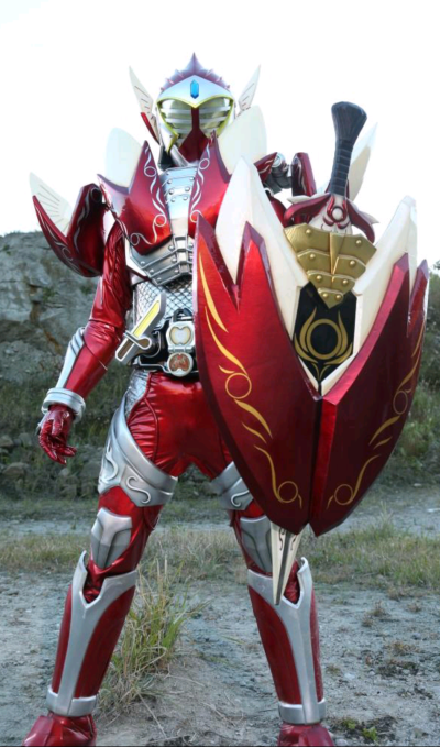 假面骑士巴隆，苹果铠甲。利剑指引者、苹果反射盾。《铠武外传 假面骑士斩月/假面骑士巴隆》。(侵权删)