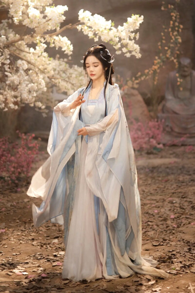逆天萌兽：绝世妖女倾天下 殷念