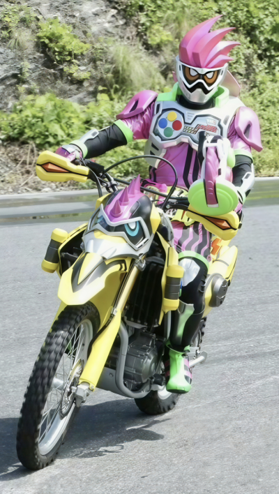 假面骑士艾克赛德，爆走摩托。(侵权删)