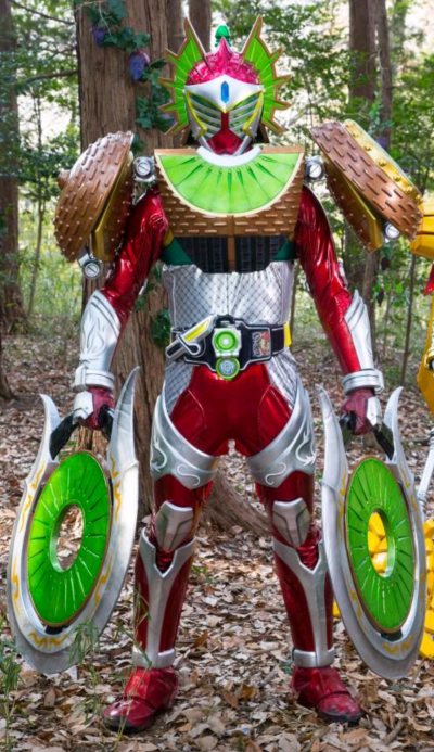 假面骑士巴隆，奇异果铠甲。《TⅤ君超战斗DⅤD假面骑士铠武 新鲜柳橙铠甲诞生！∽你也抓住！新鲜之力∽》。(侵权删)