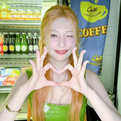 •^_−☆ → >∀<