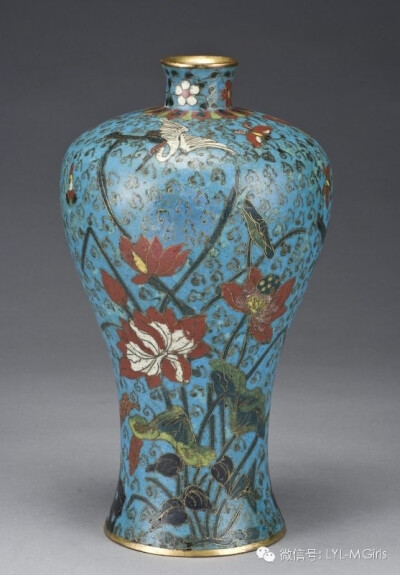 明代鎏金景泰蓝花瓶美萍描绘鹤，蝴蝶，牡丹，荷花和岩石，有“景泰生产”标记，花瓶底部有洞。
