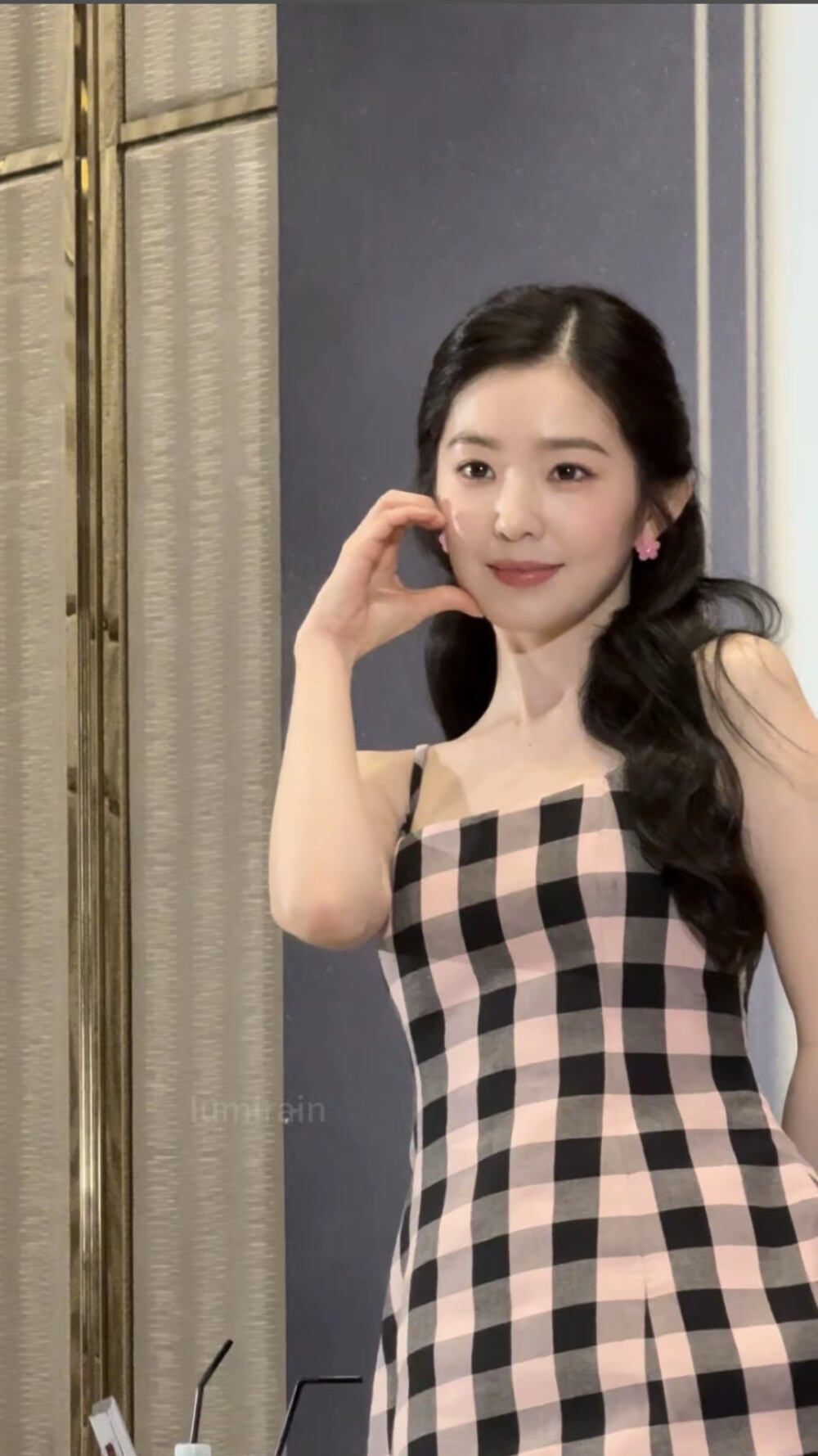 就是突发奇想想看看大家想看我修什么（人物、色调、风格都可以说）因为我基本就是修爱豆自拍、自截、站图，而且多数也是自产自销修自己截的图比较多，所以想看看大家的想法~（图不重要，单纯觉得裴姐好看>∀<）