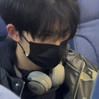 此男就是一夸就暗爽