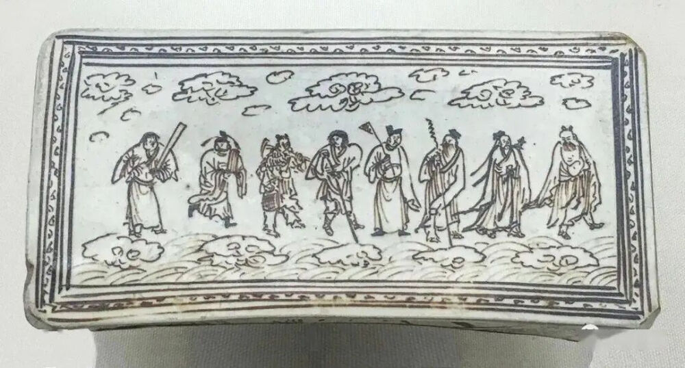元代 磁州窑白地褐彩线描八仙过海故事纹枕
磁州窑艺术博物馆藏
