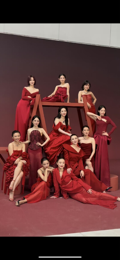 刘亦菲巜服饰与美容VOGUE》二十周年刊封面
VOGUE九月刊C位2025.9.5