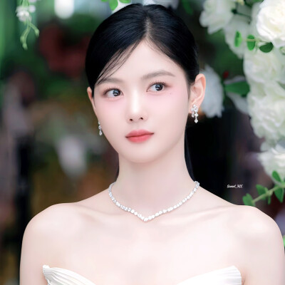 听说地面上跟地底下的季节不同，地底下的春季从10月开始，地面上是刮着寒风的严冷冬季，地底下却进入了植物开始发芽的春天。