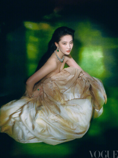 刘亦菲巜服饰与美容VOGUE》二十周年刊封面
VOGUE九月刊C位2025.9.5