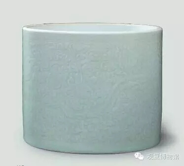 清康熙 豆青釉刻螭龙牡丹纹笔筒