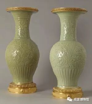 元代  龙泉窑刻缠枝花卉纹凤尾尊（一对）
（镶铜装饰为1770年左右制作） 
法国凡尔赛宫藏
