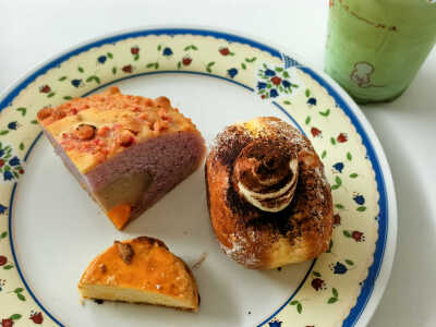 第一天。吃饱吃好，带好续上电的陈年kindle，出发。