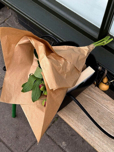 日常
花与裙、鞋与窗、食与簇。
