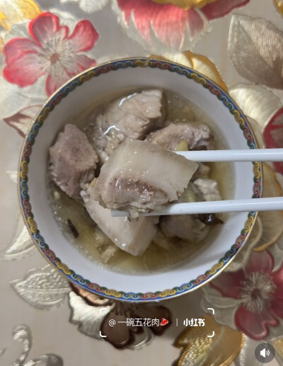 喝水炖，炖出油脂。加葱姜小米辣 八角桂皮香叶小茴香 盐调味