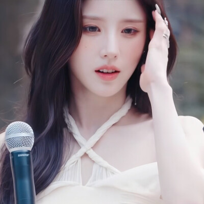 漂亮小女孩闪闪惹人爱