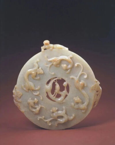 玉九螭璧，明，故宫博物院藏