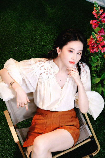 刘亦菲美团外卖生活方式代言人
刘亦菲美团外卖直播活动造型2025.5.19