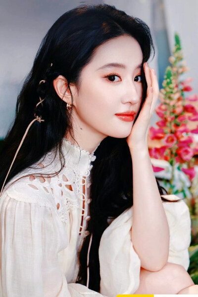 刘亦菲美团外卖生活方式代言人
刘亦菲美团外卖直播活动造型2025.5.19