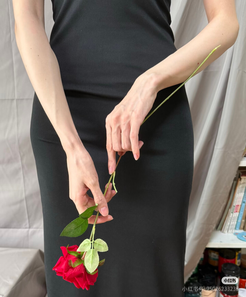 手拿玫瑰