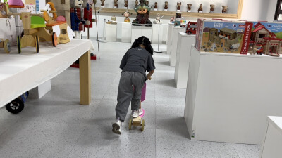 她说：“真的有这么小的滑板？真的可以滑”