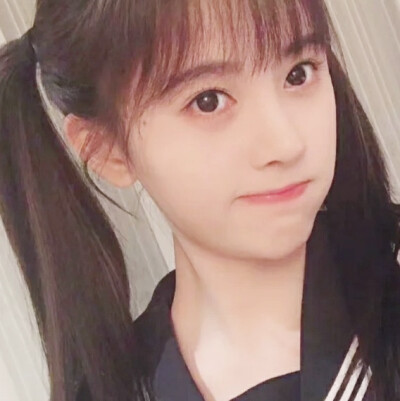 蓬松尾巴藏进连衣裙褶隙