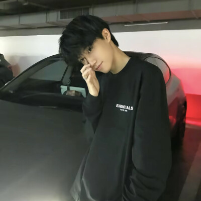 有人说等待一个人是最痛苦的 而有人说忘记一个人才是最痛苦的 可实际上 最大的痛苦莫过于是你不知道该等待还是选择遗忘