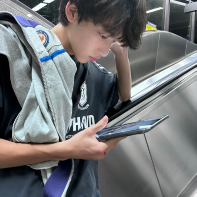 有人说等待一个人是最痛苦的 而有人说忘记一个人才是最痛苦的 可实际上 最大的痛苦莫过于是你不知道该等待还是选择遗忘