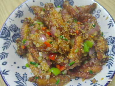 蒜香鸡翅： 鸡翅中25个，蒜300克 腌料：生抽30ml蚝油15g料酒30ml胡椒粉少许盐4g淀粉30g 腌20分钟越久越好吃。配菜：红椒30克青椒30克洋葱50克，葱花芝麻少许，出锅前撒