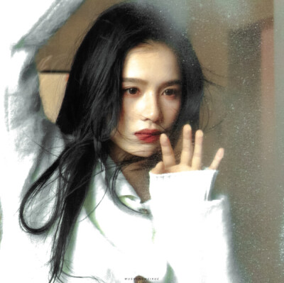 窗边。