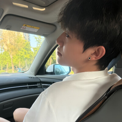 有人说等待一个人是最痛苦的 而有人说忘记一个人才是最痛苦的 可实际上 最大的痛苦莫过于是你不知道该等待还是选择遗忘