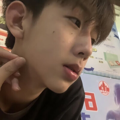 有人说等待一个人是最痛苦的 而有人说忘记一个人才是最痛苦的 可实际上 最大的痛苦莫过于是你不知道该等待还是选择遗忘