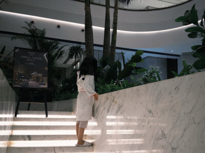 丽水的酒店大堂看鱼 还有很高的透明玻璃电梯