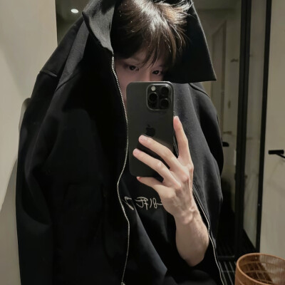 有人说等待一个人是最痛苦的 而有人说忘记一个人才是最痛苦的 可实际上 最大的痛苦莫过于是你不知道该等待还是选择遗忘