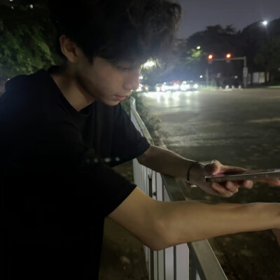 有人说等待一个人是最痛苦的 而有人说忘记一个人才是最痛苦的 可实际上 最大的痛苦莫过于是你不知道该等待还是选择遗忘