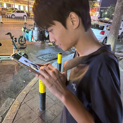 有人说等待一个人是最痛苦的 而有人说忘记一个人才是最痛苦的 可实际上 最大的痛苦莫过于是你不知道该等待还是选择遗忘